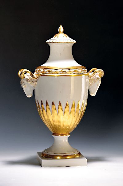 Große Deckelvase, Fürstenberg, Entwurf Käthe Kraus (1906-1970), Porzellan, Goldstaffage, seitlich zwei vollplastische Widderköpfe als Handhaben, ...