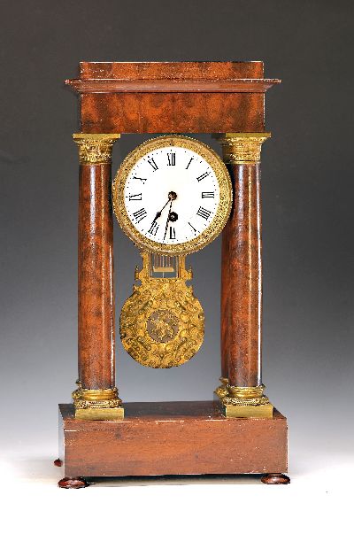 Portaluhr, Frankreich, um 1880, Wurzelnussgehäuse, einige kleine Furnierteile fehlen, Glasdeckel, Emailzifferblatt, rundes Messingplatinenwerk, ...