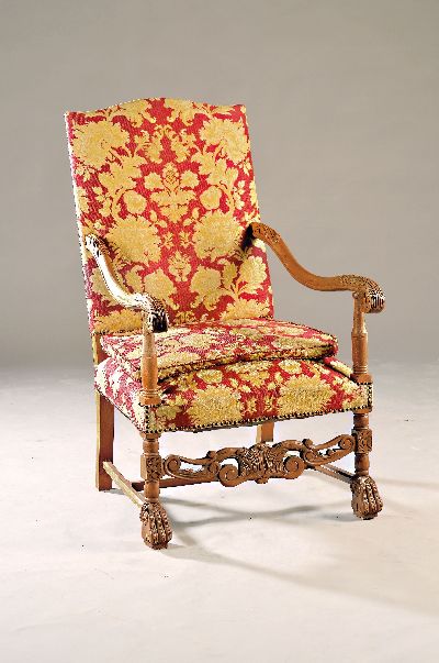 Armlehnstuhl, deutsch, um 1900-20, Buche massiv, beschnitzt mit Rosetten und Rocaillen, Akanthus und angedeuteten Löwenfüssen, Sitzkissen, l. ...