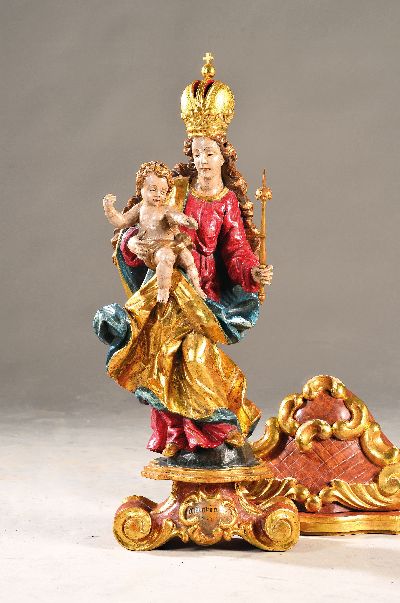 Madonna mit Kind, süddeutsch, 20. Jh., nach altem Vorbild, Lindenholz geschnitzt, bunt und golden gefaßt, auf dem Sockel: O Maria, H. ca. 88cm, ...