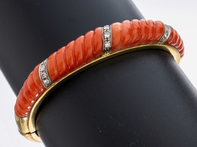 18 kt Gold Korall-Brillant-Armreif, GG 750/000, Oberteil mit 4 gerillten Korallen- Einlagen, 12 Brillanten zus. ca. 0.36 ct Weiß/si-p1, D. ca. 5.4 ...