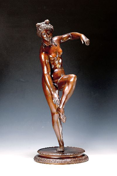 Bronzefigur, nach Ferdinando de Luca: Die badende Diana, um 1900, stehender Akt beim Ausziehen der Sandale, Sockel mit Palmettenfries, H. ca. 62cm