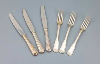 24 tlg. Besteck, 800er Silber, best. aus: 12 Menuegabeln und 12 Menuemesser, Griffe gefüllt, Klingen Stahl, 1 Klinge gebrochen, Gewicht ohne Messer ...