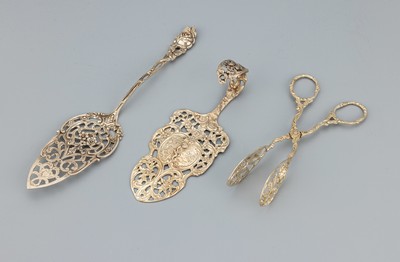 Konvolut 3 Vorlegeteile, best. aus: 2 Pastetenheber, 1 x 800er Silber, floral, Stielmit Hildesheimer Rose, L. ca. 19 cm, und 1 x 800er Silber, ...