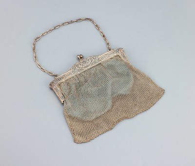 Abendtasche, um 1890, Silber gepr., Bügel geometrisierend mit floralen Elementen, innen blauer Stoff, min. besch. und l. fleckig, ca. 15 x 14 cm, ...