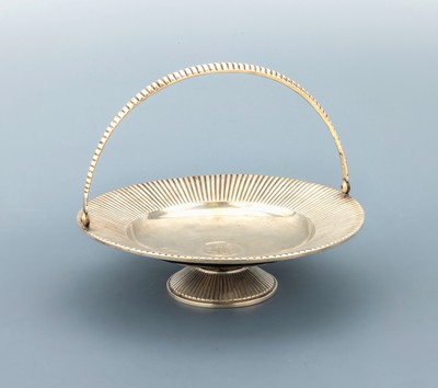 Anbietschale, Österreich/Wien 1872-1922, 800er Silber, klassizistischer Entwurf, auf abschraubbarem Fuß, D. ca. 28 cm, Fahne mit strahlenf. ...