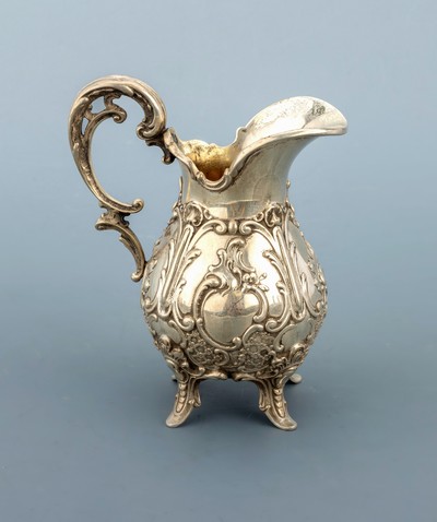 Sahnegießer, deutsch um 1890-1900, 800er Silber, bauchige Grundform, reicher Rokoko- Dekor, seitl. freie Monogrammfelder, breiter Ausguss, H. ca. ...