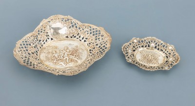 Konvolut 2 Anbietschalen, Hanau um 1890-1900, 1 x 800er Silber, hochgezogener Rand, durchbrochen gearbeitet mit floralen Elementen, 2 freie ...
