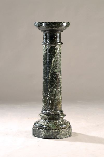 Blumen- oder Figurensäule, um 1900, aus schwarzem Marmor mit weißer und grüner Äderung, dreiteilig, H. ca. 82cm, D. oben ca. 26cm