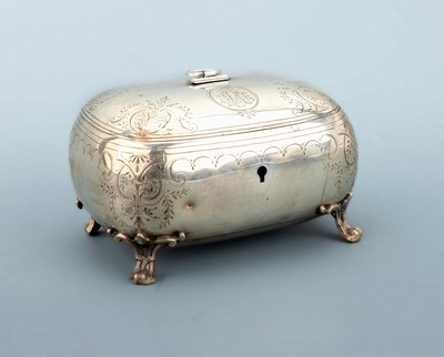 Deckeldose, Österreich/Wien 1872-1922, 800er Silber, schlichte quadratische Grundformmit abgerundeten Ecken, floral grav., teilw. mit ...