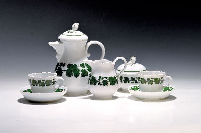 Mokka- bzw. Espresso-Service für 6 Personen, Meissen, 20. Jh., 2. Wahl, voller grüner Weinkranz, Kännchen, Zuckerdose, Milchkännchen, 5 Tassen ...
