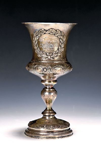 Pokal, deutsch, datiert 1878, 12-lötiges Silber, Treibarbeit, reliefierter Blumendekor, Inschrift, H. ca. 23cm, am Fuß besch., ca. 335 g