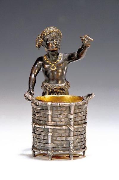 Streichholzbehälter, Wiener Bronze, signiert Bergmann, um 1900, in Form eines orientalischen Jungen mit Korb, partiell dunkel patiniert, H. ca. 12cm