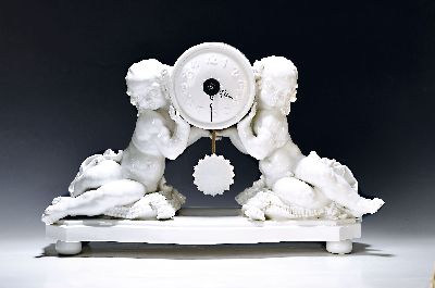 "Uhr von zwei Putten getragen", Meissen, Modellnr. F 270, Entwurf Paul Scheurich, 1915-19, 2. Wahl, Porzellan, weiß, Quartzwerk, ca. ...