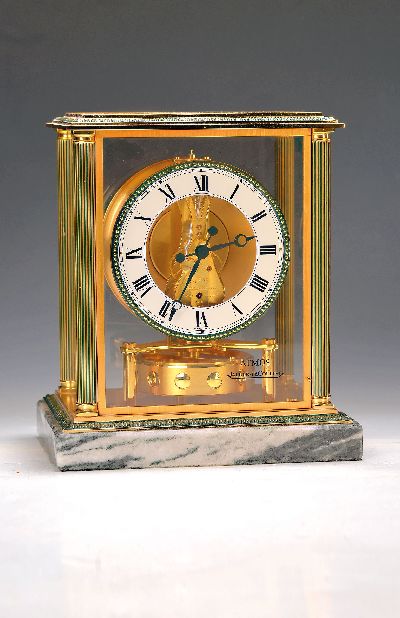 Tischuhr Jaeger-LeCoultre, Atmos um 1990, im orig. Karton Modell Vendome, Marmorsockel, umlaufender Perlleistendekor, vergoldet, allseitig verglast, ...