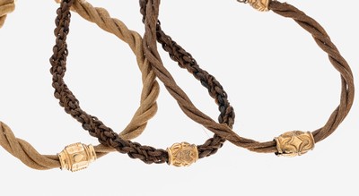 Konvolut 3 Uhrenketten mit Haargeflecht, um 1840-50, aufwändige Handarbeit, 1 x geflochtenes dunkelbraunes Haar, L. ca. 46 cm,Monturen mit ...