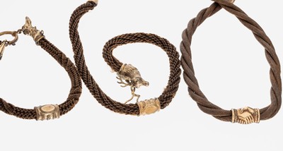 Konvolut 3 Uhrenketten aus Haargeflecht, um 1830-50, aufwändige Handarbeit, 1 x Monturen Metall verg., Treuhandsymbolik, L. ca. 47 cm, 1 x Monturen ...