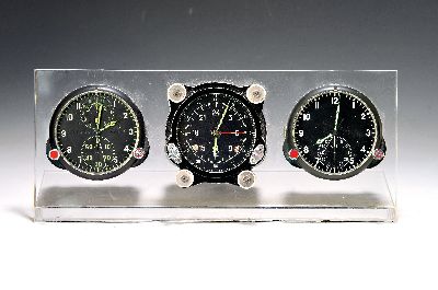 3 Cockpit-Uhren, russisch, 1960er Jahre, in Plexiglasständer, Aufzüge, Zeigerverstellungen und Unruhestop funktionieren im Kurzzeittest, Ständer ...