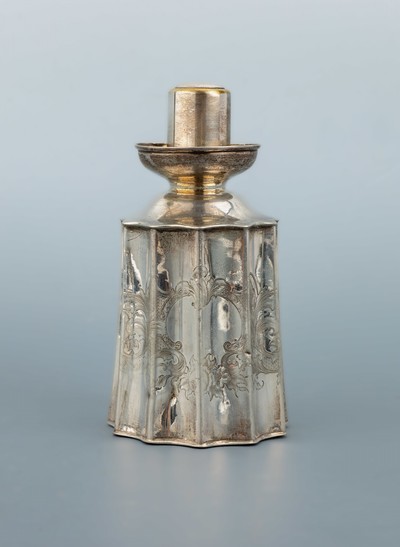Teedose, wohl Erfurt um 1820-50, 12-Lot Silber, 11-fach facettierte Wandung, fein grav. Rocaillen, Blüten und Blätter, freies Monogrammfeld, ...
