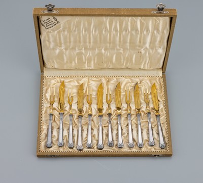 12-tlg. Obstbesteck, um 1890-1900, Silber gepr., klassizistischer Stil mit Schleifen undGirlanden, Gebrauchsteile verg., in orig. Etui, Vergoldung ...