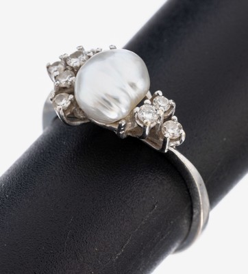 14 kt Gold Perl-Brillant-Ring, WG 585/000, mittig barocke Zuchtperle, umgeben von 9 Brillanten zus. ca. 0.32 ct Weiß/si, RW 54.5, ca. 2.9 g