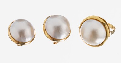 18 kt Gold Mabeperl-Schmuckset, GG 750/000,best. aus: Paar Ohrstecker, D. ca. 17.6 mm, mit Clipbrisuren, 1 x Ring, D. ca. 17.6 mm, RW56, ca. 22.0 g
