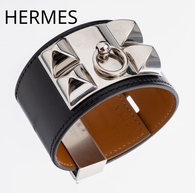Ausgefallener HERMES Lederarmreif, Modell "Collier de Chien", schwarzes Leder mit aufgelegten Chromelemente, mit Staubbeutel undUmkarton, ...