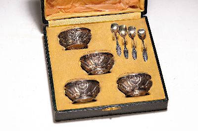 Set aus vier silbernen Salieren und, vier Löffelchen, Frankreich, um 1900, Silberfassungen, z.T. innen vergoldet, orig. Glaseinsätz, orig. Etui, ...