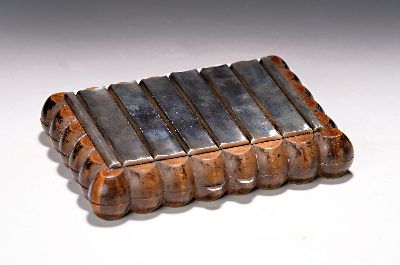 Zigarrenkiste, wohl Italien, 60er Jahre, wohl Ahorn massiv, z.T. braun gebeizt, mit Silberplatten belegt, ca. 4.5 x 20.5 x 14 cm, l. Gebr.-spuren, l. ...