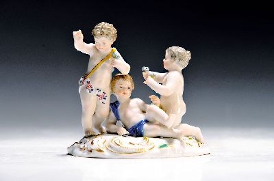 Porzellangruppe, Meissen, um 1880/90, drei spielende Amoretten, Modellnr. 2223, polychrom bemalt, Goldstaffage, ca. 8 x 8.5 x7 cm, Allegorie auf den ...