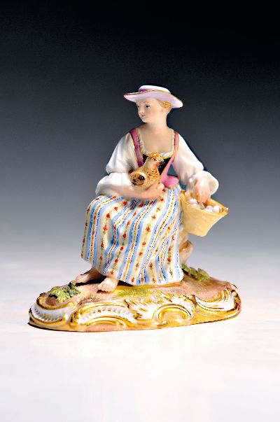 Porzellanfigur, Meissen, um 1880/90, Hühnerfrau mit Henne und Eierkorb, Henkel des Korbes fehlt, feine polychrome Bemalung, Goldstaffage, ca. 10 x ...