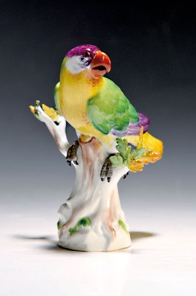 Kleiner Papagei, Meissen, 1924-33, am bunt bemalt, am Blattwerk best., H. ca. 14.5 cm, Modell H 29