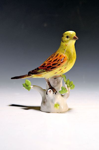 Porzellanvogel, Meissen, 20. Jh., "Goldammer" bzw. Citrinella, polychrom bemalt, am Blattwerk l. best., bzw. ein Blatt geklebt, H. ca. ...
