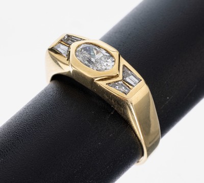 18 kt Gold Diamant-Ring, GG 750/000, mittigovaler Diamant ca. 0.45 ct feines Weiß/p1, 4 Diamanttrapeze zus. ca. 0.08 ct Weiß/si, RW 58, ca. 5.6 g