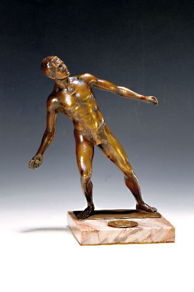 Bronzeskulptur Steinewerfer, wohl nach Hans Keck (1875-1941), Bronze patiniert, auf Marmorsockel, mit aufgesetzter Bronzemedaille: Eichenlaub ...