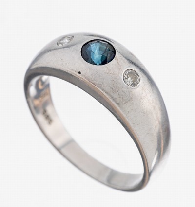 14 kt Gold Saphir-Brillant-Ring, WG 585/000, rundfacett. Saphir ca. 0.18 ct, 2 Brillanten zus. ca. 0.10 ct (grav.) Weiß/si, RW 57, ca. 6.1 g
