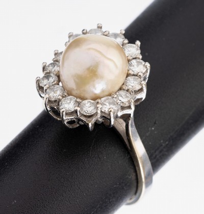14 kt Gold Perl-Brillant-Ring, WG 585/000, mittig l. unrunde Zuchtperle, D. ca. 8.8 mm, 14 Brillanten zus. ca. 0.98 ct Weiß/p, (lt. Schmuckpass), ...