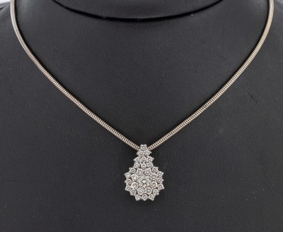 14 kt Gold Brillant-Anhänger, WG 585/000, Aufbau in mehreren Ebenen, 31 Brillanten zus. ca. 1.15 ct l.get.Weiß/if, (lt. Schmuckpass), L. ca. 2 cm, ...