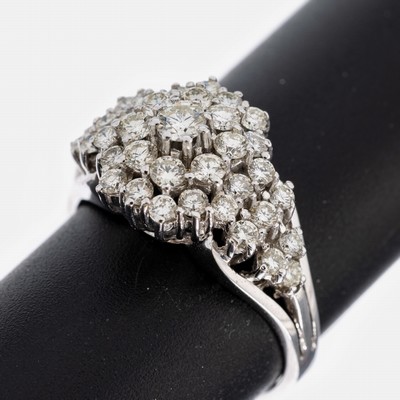 14 kt Gold Brillant-Ring, WG 585/000, Aufbau in mehreren Ebenen, 37 Brillanten zus. ca. 1.30 ct l.get.Weiß/if, (lt. Schmuckpass), RW 58, ca. 5.8 g