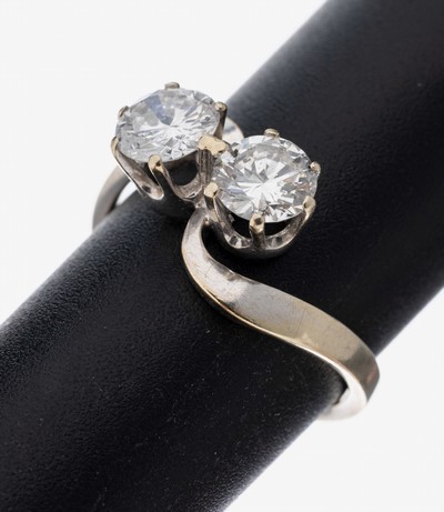 18 kt Gold Brillant-Ring, WG 750/000, 2 Brillanten zus. ca. 1.30 ct Weiß/p1, RW 54, ca. 3.7 g, neue Rhod. empfohlen