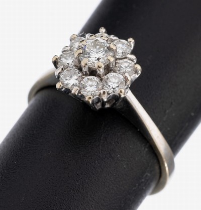 18 kt Gold Brillant-Ring, WG 750/000, blütenf. Ringkopf, 9 Brillanten zus. ca. 0.50 ct Weiß/si, RW 53, ca. 3.3 g, neue Rhod. empfohlen