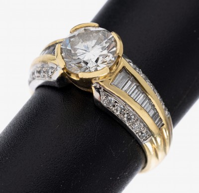 18 kt Gold Diamant-Ring, GG/WG 750/000, mittig Brillant ca. 1.63 ct Weiß/vs, Ringschultern mit 20 Brillanten zus. ca. 0.28 ct und 16 ...