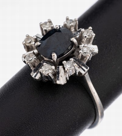 14 kt Gold Saphir-Diamant-Ring, 1970er Jahre, WG 585/000, mittig ovalfacett. Saphir ca. 1.0 ct, 8 8/8-Diamanten zus. ca. 0.24 ct Weiß/p1, RW 51, ...