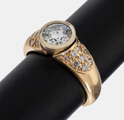 14 kt Gold Brillant-Ring, GG/WG 585/000, mittig in WG gefasster Brillant ca. 0.96 ct Weiß/vs, Ringschultern mit 18 Brillanten zus. ca. 0.29 ct ...