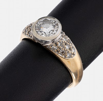 14 kt Gold Brillant-Ring, GG/WG 585/000, mittig in WG gefasster Brillant ca. 0.85 ct Weiß/vs, Ringschultern mit 18 Brillanten zus. ca. 0.18 ct ...