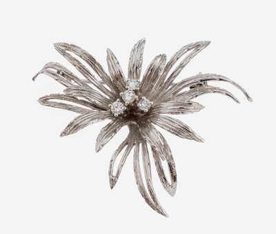 14 kt Gold Brillant-Brosche, 1960er-70er Jahre, WG 585/000, Blüte, Blätter strukt., 4 Brillanten zus. ca. 0.24 ct Weiß/si, ca. 6.8 g