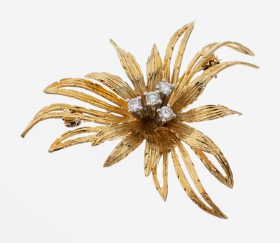 14 kt Gold Brillant-Brosche, 1960er-70er Jahre, GG 585/000, Blüte, Blätter strukt., 4 Brillanten zus. ca. 0.24 ct Weiß/si, ca. 7.6 g