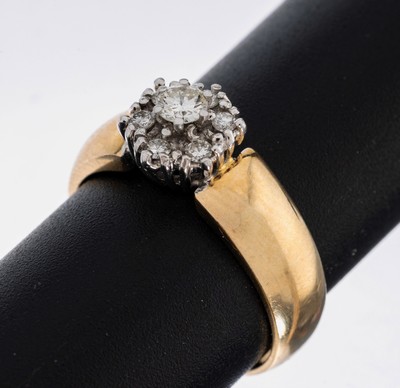 14 kt Gold Brillant-Ring, GG/WG 585/000, Ringkopf WG mit 7 Brillanten zus. ca. 0.25 ct Weiß/if, RW 54, ca. 4.1 g, Schmuckpass anbei