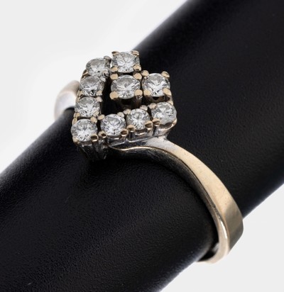 18 kt Gold Brillant-Ring, WG 750/000, Ringkopf aus 2 dreieckigen Elementen, 10 Brillanten zus. ca. 0.30 ct Weiß/si, 1 Stein besch., RW 54, ca. 3.4 ...