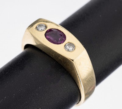 14 kt Gold Rubin-Brillant-Ring, GG 585/000 gepr., mittig ovalfacett. Rubin ca. 0.30 ct, 2 Brillanten zus. ca. 0.15 ct (grav.) Weiß/si, RW 59, ca. ...